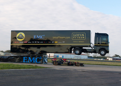 Em manobra insana, Lotus faz caminhão saltar sobre carro de F1 em movimento