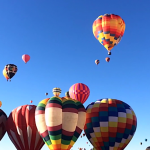 Centenas de balões dominam o céu durante festival na cidade de Albuquerque