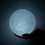 Designers japoneses criam lua em miniatura com topografia fiel à do satélite natural