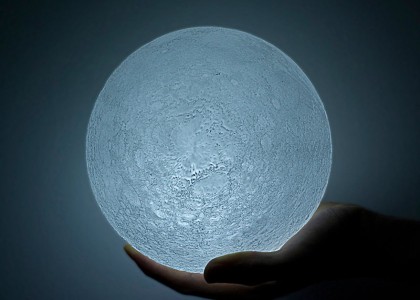 Designers japoneses criam lua em miniatura com topografia fiel à do satélite natural