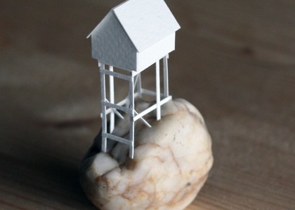 Com pequenas e delicadas esculturas de papel, este artista está construindo uma cidade