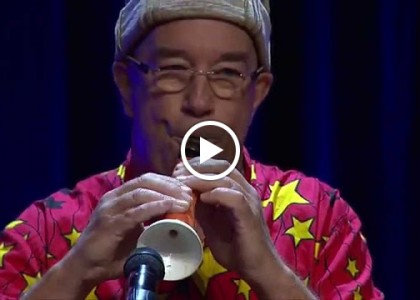 Esse australiano mostra como prender a atenção em uma palestra – criando um clarinete de cenoura