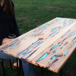 Ele aproveitou os defeitos da madeira para criar uma linda mesa fosforescente