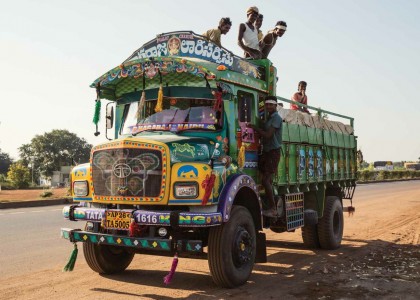 Pintados à mão, os caminhões indianos são obras de arte em movimento