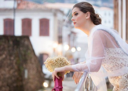 Estilista brasileira cria vestidos de noiva com sacos de cimento
