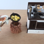 Fiquem com este mini café da manhã, preparado com mini utensílios em uma mini cozinha