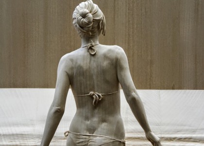 Madeira se transforma em figuras humanas hiper-realistas nas mãos desse escultor
