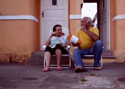Projeto espalha cadeiras nas ruas para estimular o antigo hábito de conversar na calçada