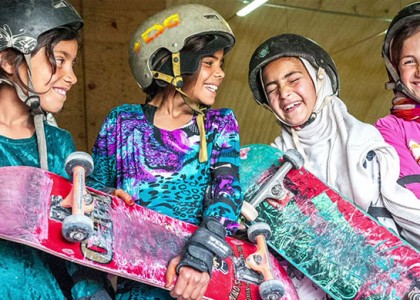 Proibidas de andar de bicicleta, skate vira sensação entre meninas afegãs – graças a uma ONG