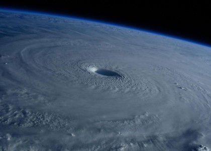 Um tufão fotografado do espaço é uma das coisas mais estonteantes que já vi