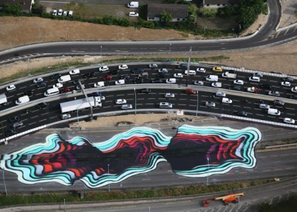 Ilusão de óptica gigante: artista desenha imensa cratera ao lado de uma estrada