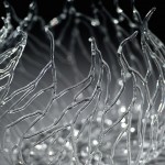 Artista domina a arte de moldar o vidro e cria esculturas inspiradas em formas marinhas