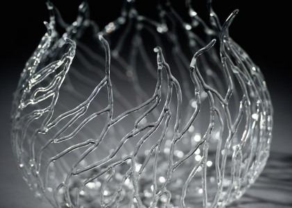 Artista domina a arte de moldar o vidro e cria esculturas inspiradas em formas marinhas