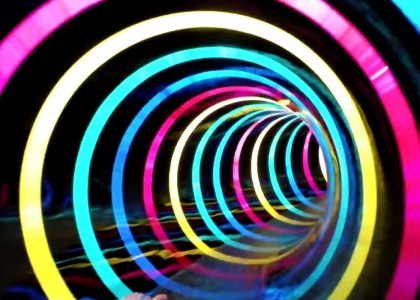 Luzes piscantes transformam toboágua num buraco negro da ficção científica