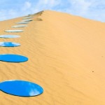 Artista usa espelhos para criar cenário surreal no deserto