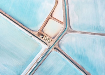 Parecem pinturas, mas são incríveis fotografias aéreas de salinas azuis