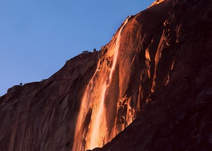 Nada de Photoshop, essa cachoeira parece mesmo derramar fogo!