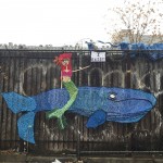 Artista promove o improvável encontro entre o crochê e a arte urbana