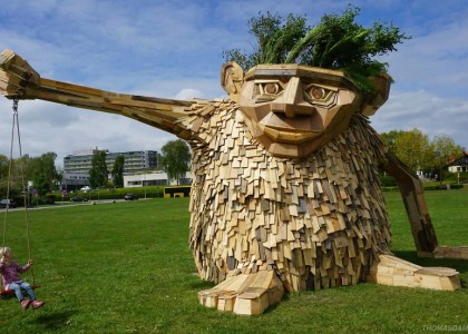 Artista cria esculturas gigantescas usando madeira de sucata!