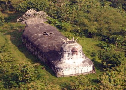 Em ruínas, misteriosa igreja em forma de galinha atrai turistas na Indonésia
