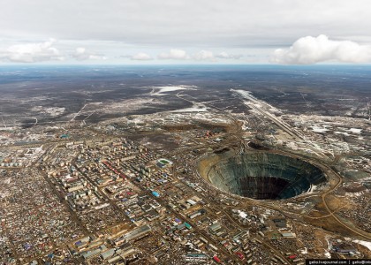 Você moraria nesta cidade? Ela fica ao redor da 2° maior cratera do mundo, feita pelo homem!