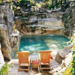 Encravada na rocha, esta incrível piscina foi construída em uma antiga pedreira