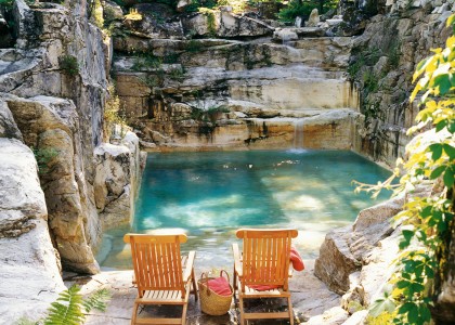Encravada na rocha, esta incrível piscina foi construída em uma antiga pedreira