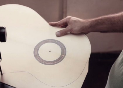 Assista ao encantador processo de produção artesanal de um violão