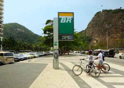 Para facilitar a vida dos ciclistas, ação instala calibradores em relógios de rua no Rio de Janeiro