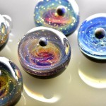 Artista cria pequenos universos hipnotizantes em bolinhas de vidro