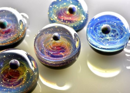 Artista cria pequenos universos hipnotizantes em bolinhas de vidro