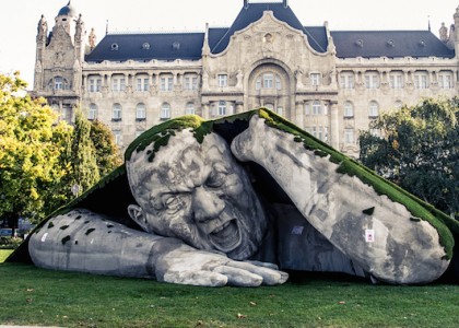 Homem gigante parece eclodir da terra nesta impressionante escultura ao ar livre