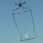 Você sabe que o futuro chegou quando um drone policial captura um drone espião em pleno voo