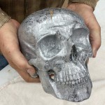 Ele usou um meteorito para esculpir este crânio humano em tamanho real