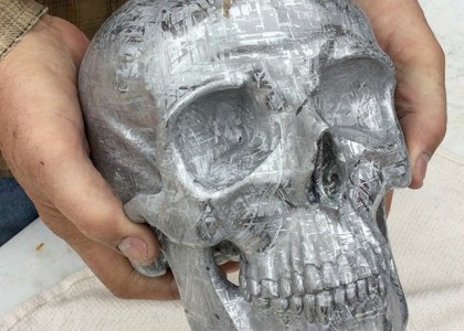 Ele usou um meteorito para esculpir este crânio humano em tamanho real