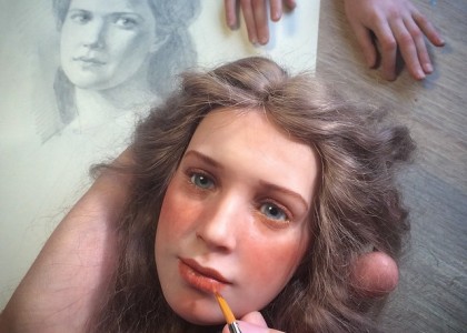 Artista russo cria bonecas estranhamente realistas