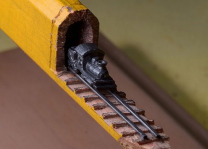 Túnel, trilhos e um trem… tudo esculpido em um lápis!