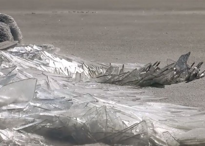 Assista à camada de gelo sobre esse lago se quebrar como vidro
