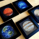 Artista usa bordado para fazer representação fiel do sistema solar