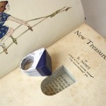 Artesão cria joias cheias de camadas a partir de livros antigos