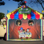 Casal de brasileiros transforma Kombi num teatro infantil itinerante