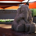 Um elefante e um rato jogam xadrez nessa incrível escultura de areia