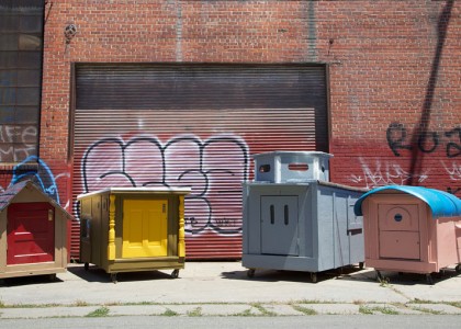 Artista cria mini casas móveis de sucata para pessoas em situação de rua