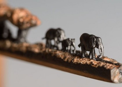 Artista usa lápis para esculpir, em detalhes, elefantes caminhando