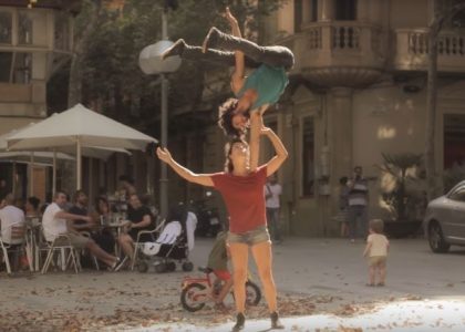 As ruas de Barcelona foram palco para as incríveis acrobacias desse casal